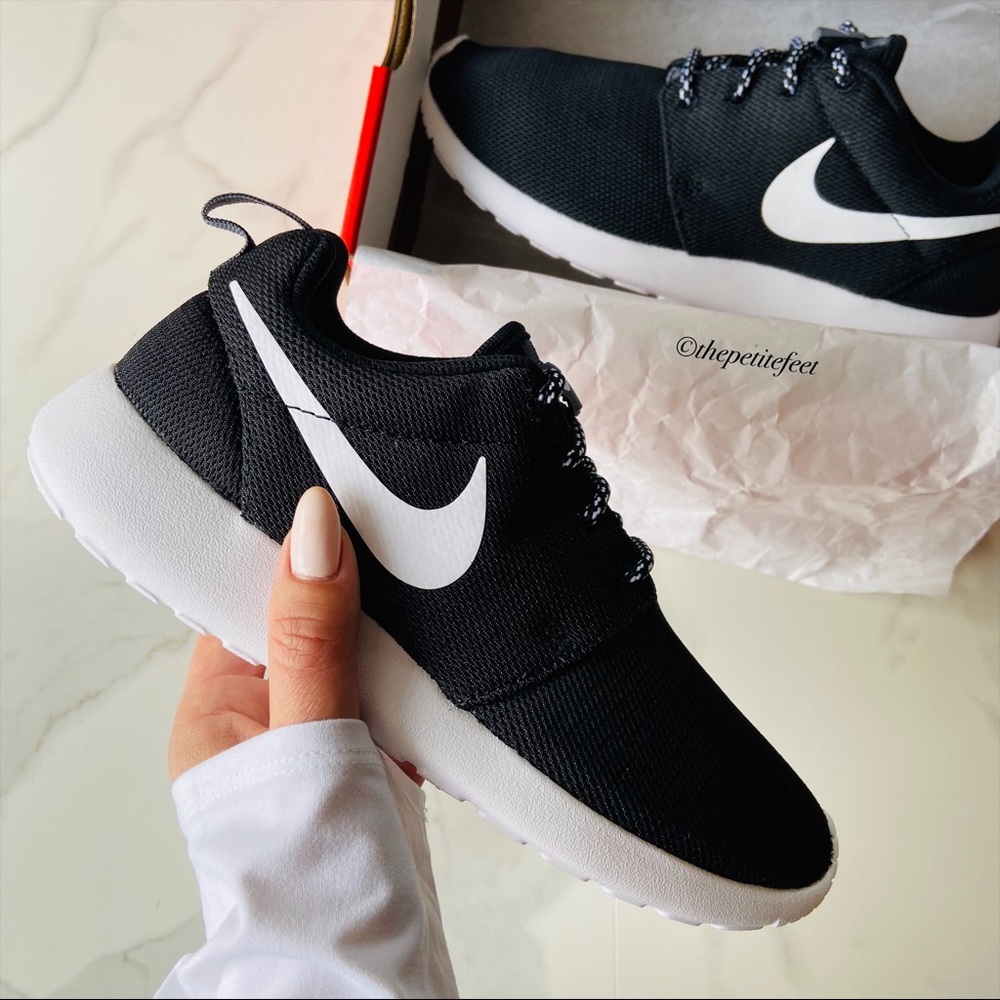 NWT Nike roshe one black sneakers shoes